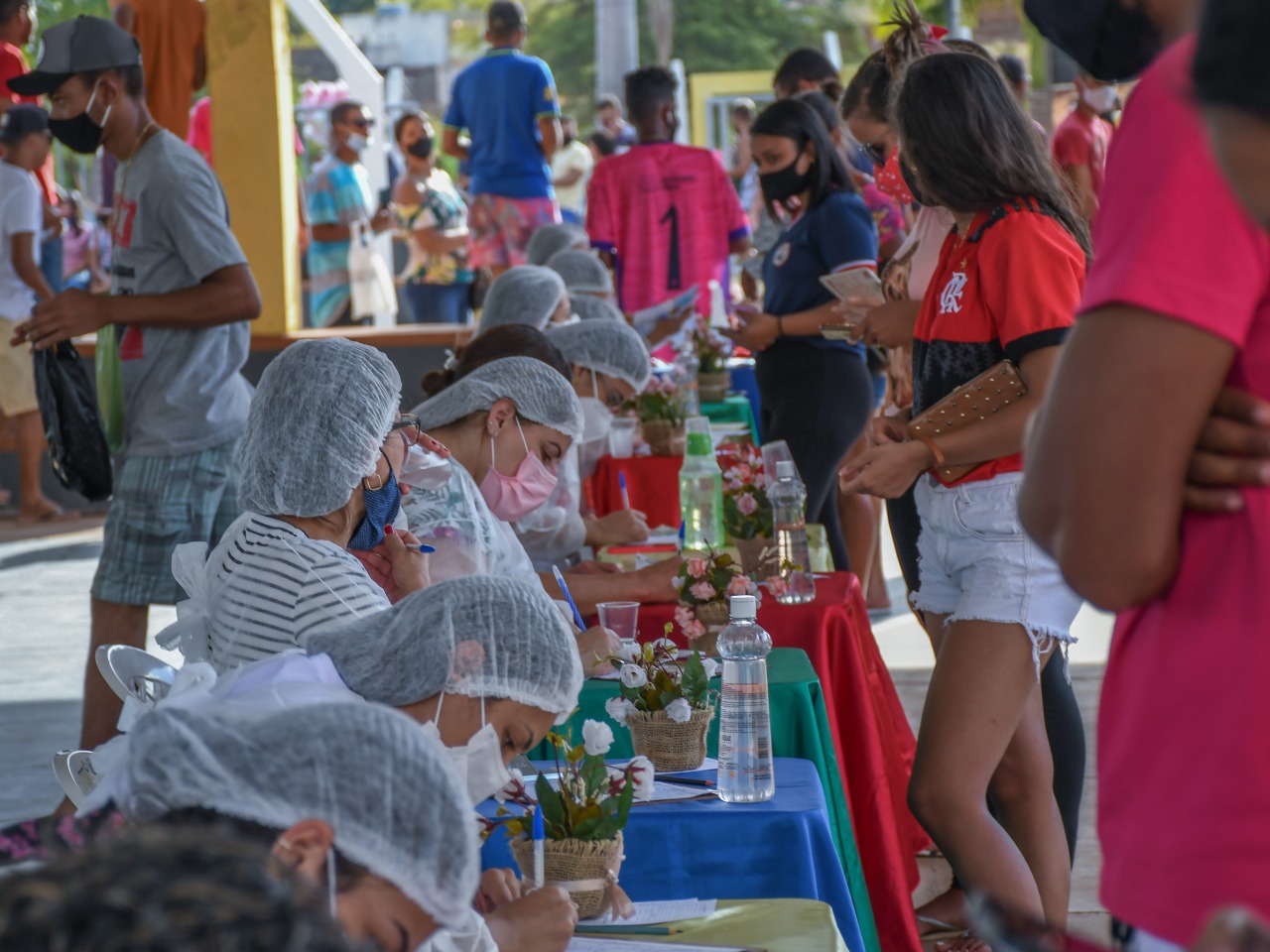 CACULÉ: SAÚDE VACINA PESSOAS COM IDADE A PARTIR DE 18 ANOS